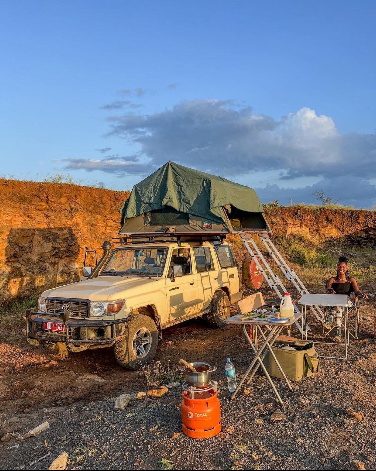 Toyota Land Cruiser avec tente de toit et équipement de camping au Kenya